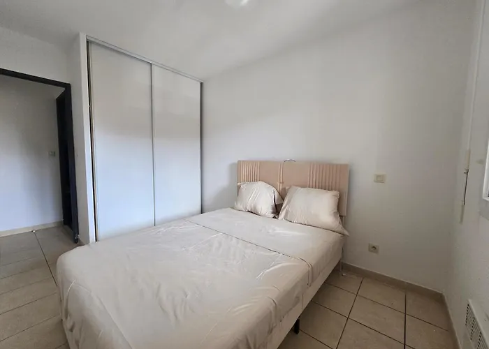 Dans Avec Piscine Apartment *